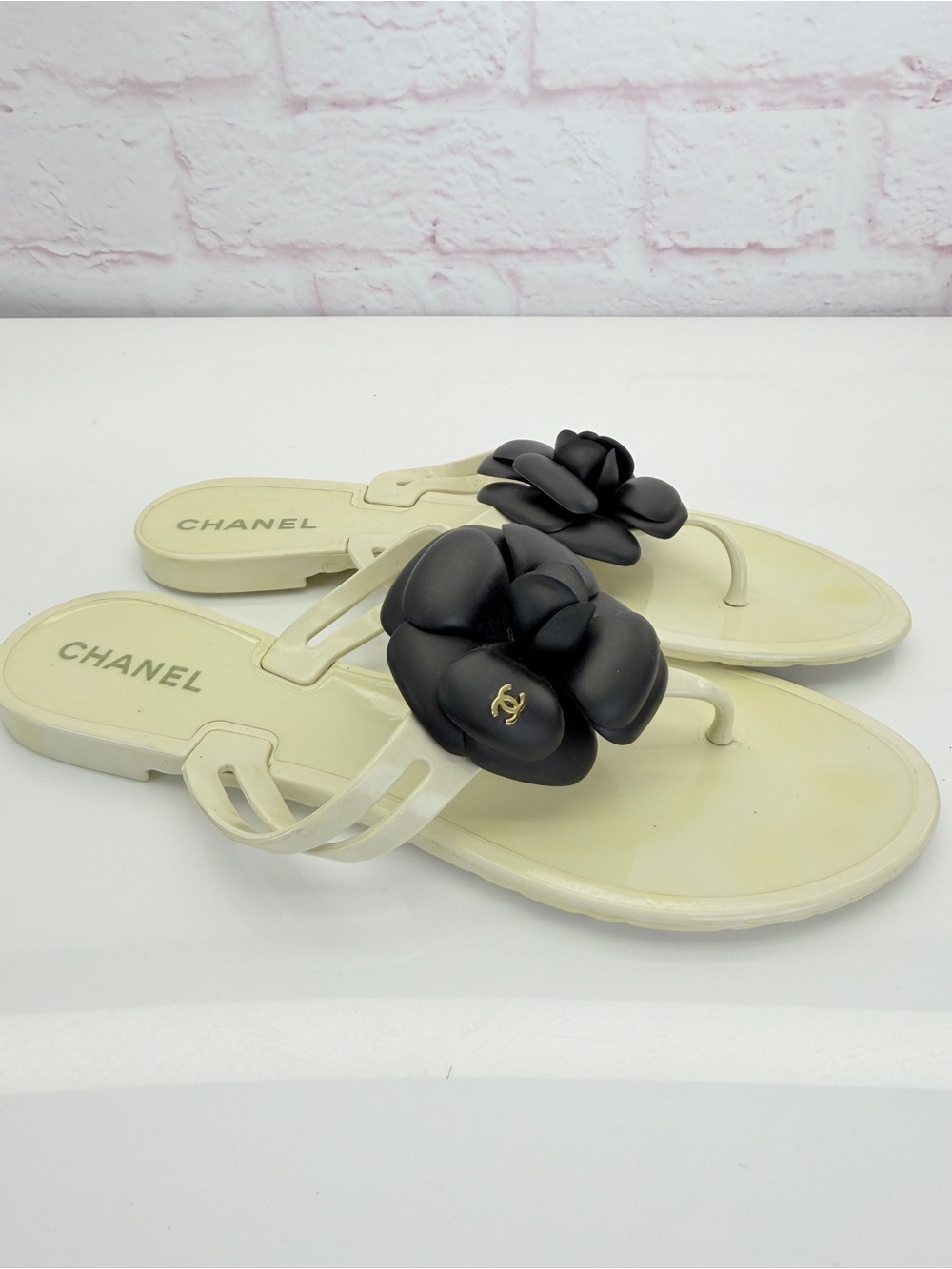Chanel White/Black Camellia Flower Thong Sandals Size 8.5/39